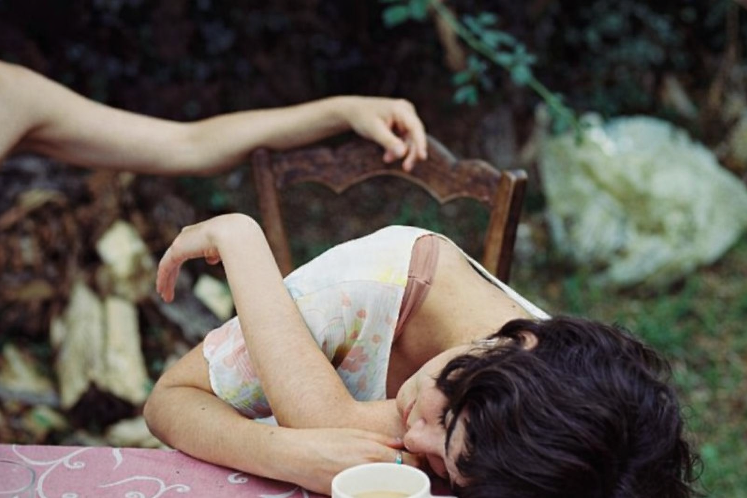 Imatge del esdeveniment:Dona recolzada sobre una taula